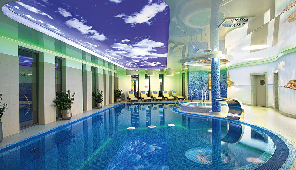 Entspannen Sie im Wellnessbereich mit Hallenbad im Hotel Grand Laola Vital & SPA.