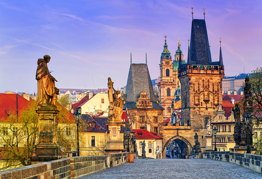 Lassen Sie sich keinesfalls einen Spaziergang über die weltberühmte Karlsbrücke in Prag entgehen.