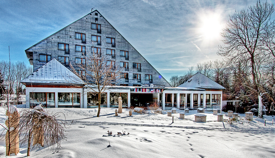Außenansicht des Hotels Krakonos im Winter