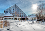 Außenansicht des Hotels Krakonos im Winter