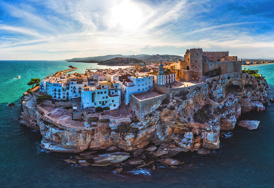 Wie eine Festung thront die Altstadt der spanischen Küstenstadt Peñíscola auf einem Felsen im Meer.