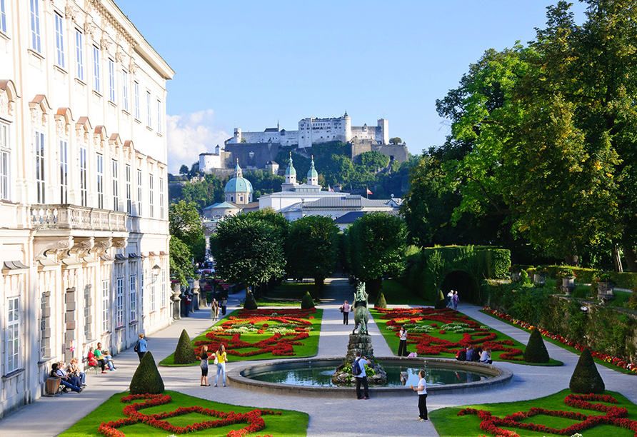 Unternehmen Sie einen Ausflug nach Salzburg mit dem schönen Garten Mirabell.