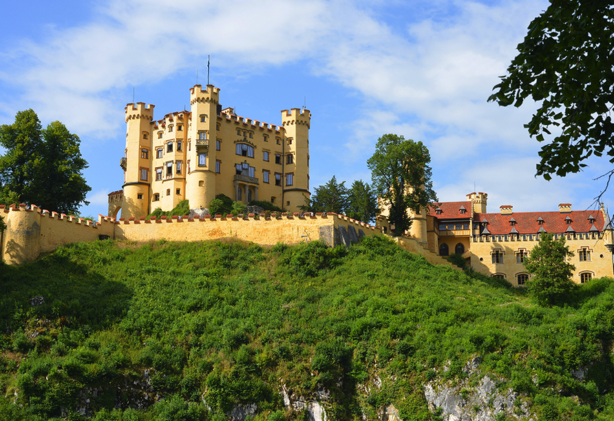 Gleich gegenüber des Schlosses Neuschwanstein finden Sie das Schloss Hohenschwangau. 