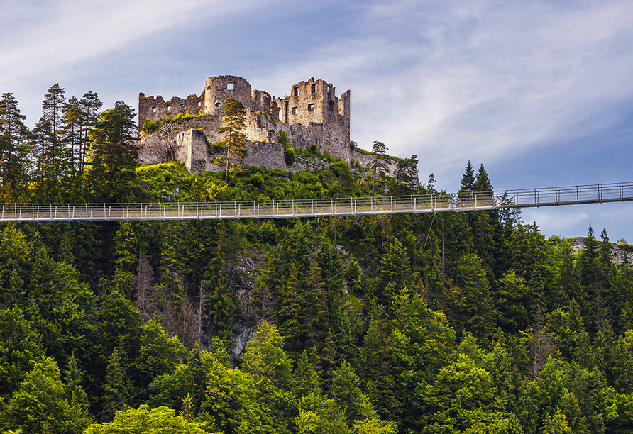 Machen Sie einen Ausflug zur Burgruine Ehrenberg und wagen Sie sich über spektakuläre Hängebrücke highline179.