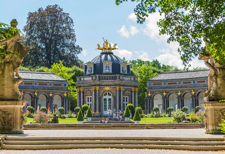Unternehmen Sie einen Ausflug nach Bayreuth und entdecken Sie die schönsten Sehenswürdigkeiten, wie die Eremitage mit dem Alten und Neuen Schloss.