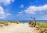 Die Ostseeküste lädt mit frischer Seeluft, weitem Horizont und dem beruhigenden Rauschen der Wellen zu erholsamen Momenten ein.