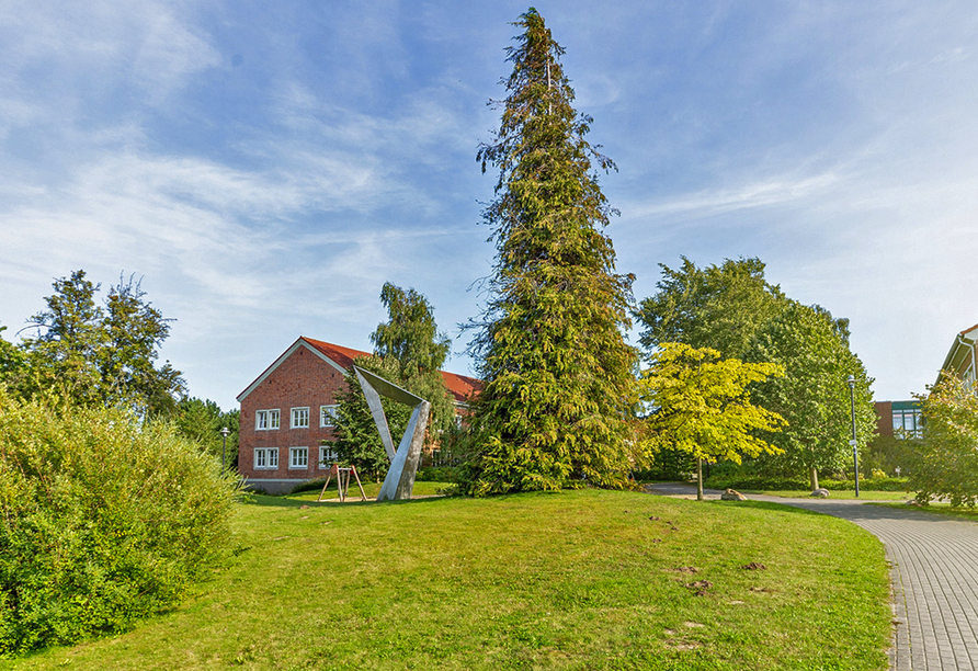 Mitten in einer grünen Außenanlage liegt das Hotel Rügenblick.