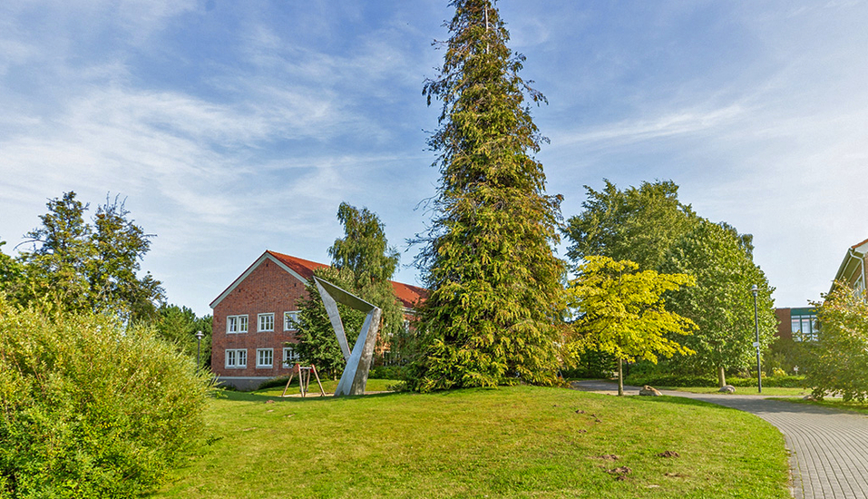 Mitten in einer grünen Außenanlage liegt das Hotel Rügenblick.