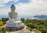 Von der Big Buddha-Statue in Phuket haben Sie einen tollen Blick auf Chalong Bay (Reisetermin 02.01.27).