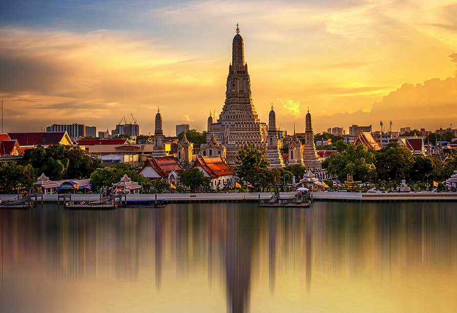 Wat Arun, der Tempel der Morgenröte, in Bangkok gilt als einer der schönsten Tempel in Bangkok und liegt malerisch am Ufer des Chao Phraya.