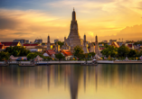 Wat Arun, der Tempel der Morgenröte, in Bangkok gilt als einer der schönsten Tempel in Bangkok und liegt malerisch am Ufer des Chao Phraya.