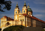 Besichtigen Sie auch die Benediktinerabtei Stift Melk, die in Niederösterreich am rechten Ufer der Donau liegt. 