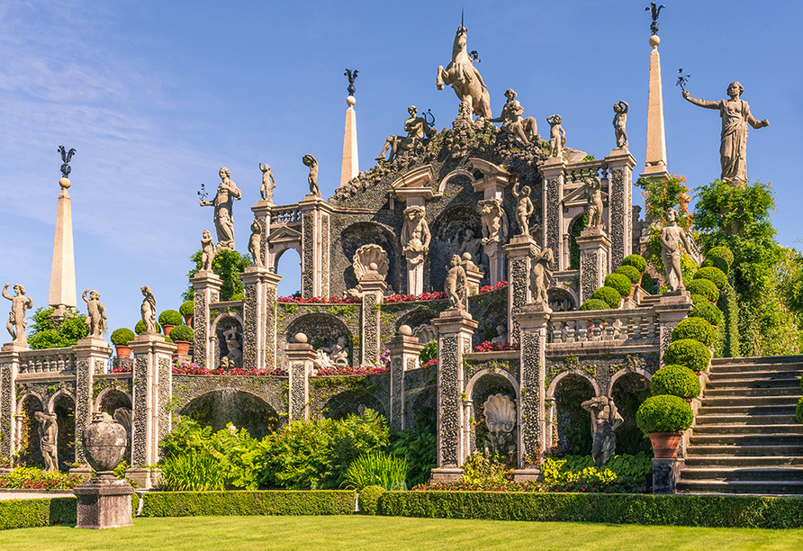 Der Garten auf der Isola Bella verzaubert mit barocken Gebäuden und Figuren.