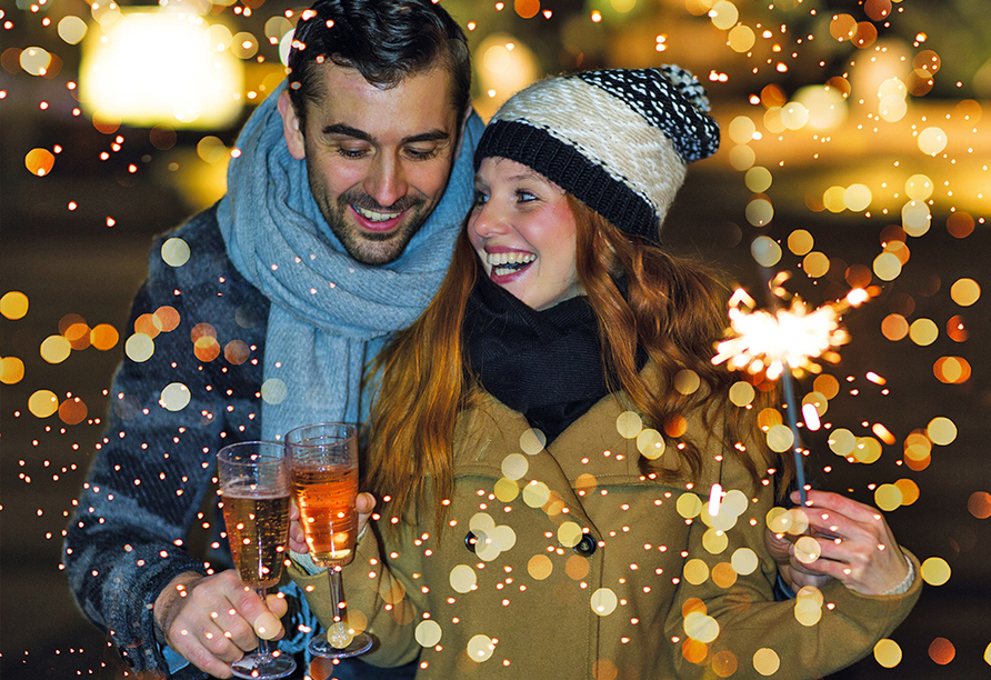 Begrüßen Sie das neue Jahr und stoßen Sie mit einem Glas Sekt an!