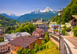 Umgeben von der traumhaften Bergwelt des Berchtesgadener Landes begrüßt Sie Ihr Urlaubsort.
