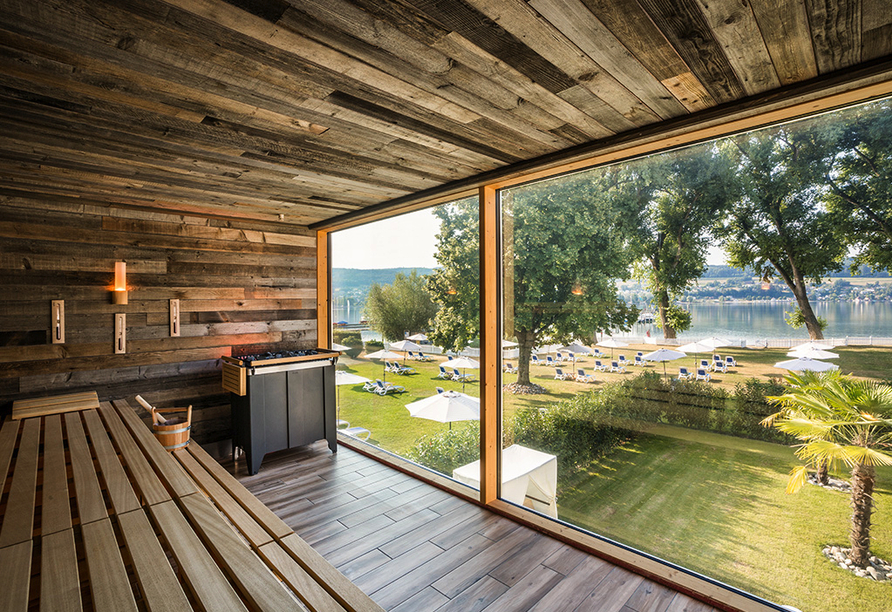 Genießen Sie die Aussicht auf den herrlichen See in der Panoramasauna des Hotels Hoeri am Bodensee.