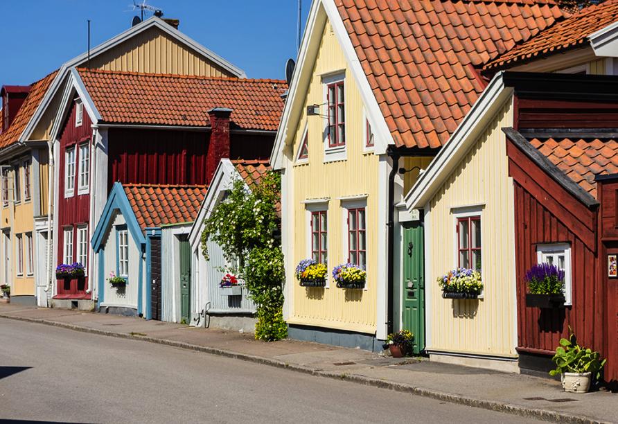 Spazieren Sie durch Kalmar mit dem verträumten Anblick der hölzernen Häuser.