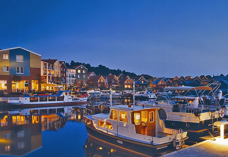 Abendstimmung im Jachthafen. Die insgesamt 150 Ankerplätze werden von den Gebäuden des Precise Resort Marina Wolfsbruch umringt.