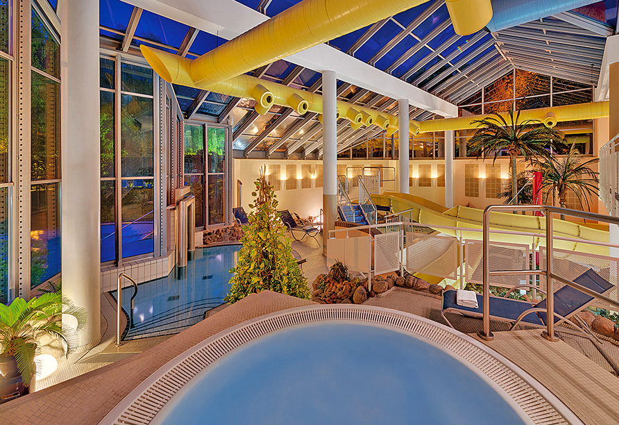 In der knapp 1.000 m² großen Erlebnis-Wasserwelt erwartet Sie natürlich auch ein Hallenbad.
