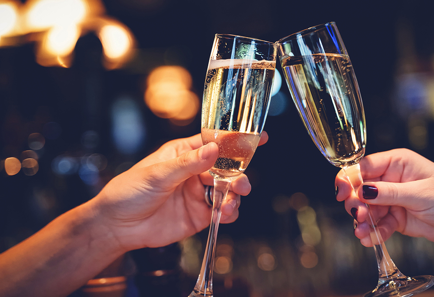 Stoßen Sie mit einem Glas Sekt auf das Neue Jahr an.