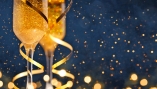 Stoßen Sie mit einem prickelnden Sekt auf das neue Jahr an.
