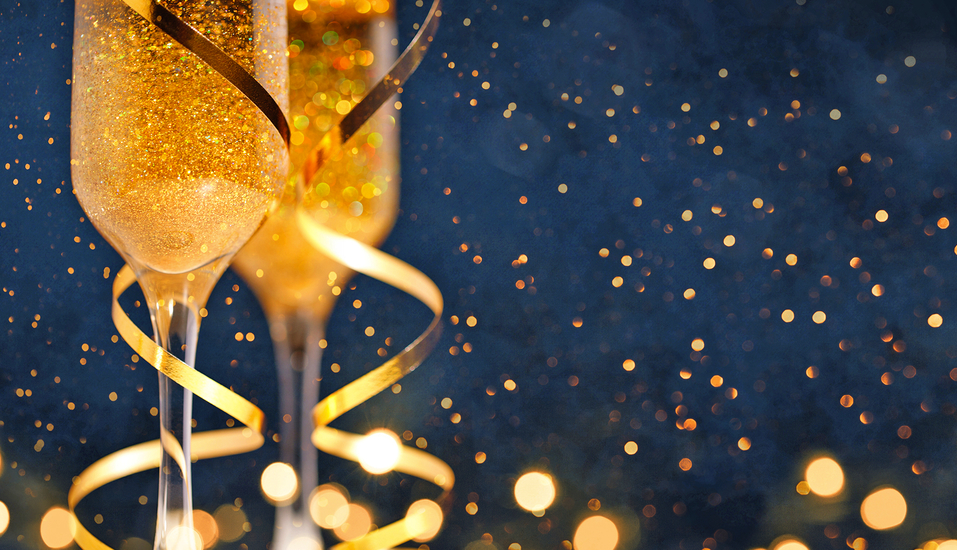 Stoßen Sie mit einem prickelnden Sekt auf das neue Jahr an.