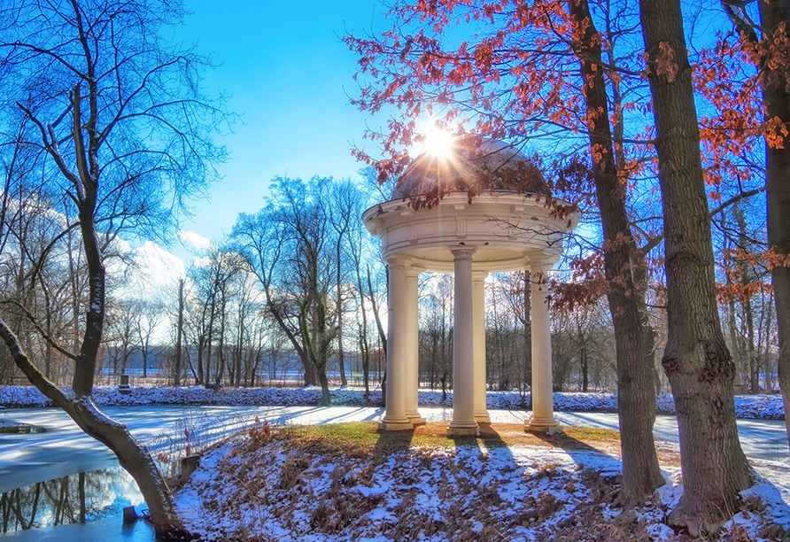 Nur knapp 19 km entfernt von Ihrem Hotel wartet ein wahrgewordener Wintertraum auf Sie. Eingehüllt in eine zarte Schneedecke versprüht der Schlosspark Lützschena einen ganz besonderen Zauber.