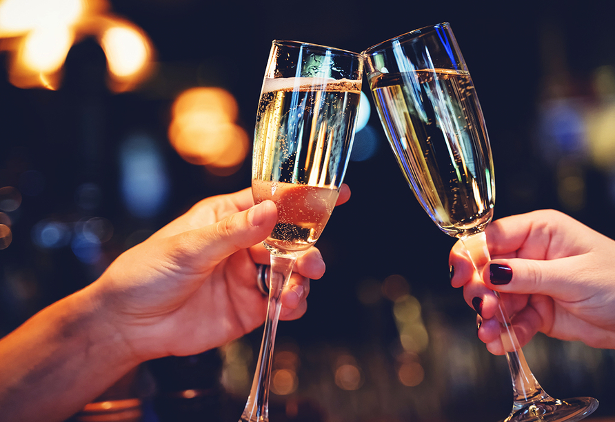 Selbstverständlich stoßen Sie um Mitternacht auch mit einem Glas Sekt auf das neue Jahr an!