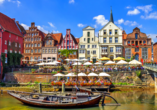 Der Stintmarkt liegt im historischen Wasserviertel Lüneburgs und lädt vor allem an lauen Sommerabenden zum Verweilen bei einem Gläschen Wein ein.