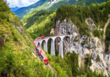 Unternehmen Sie eine Fahrt mit dem Berninaexpress und erleben Sie das imposante Landwasser Viadukt.
