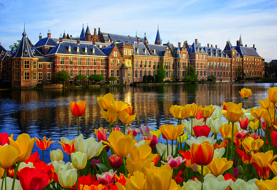 In Den Haag erwarten Sie viele historische Gebäude wie der Binnenhof.