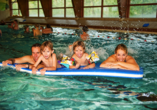 Drehen Sie eine Runde im Hallenbad des Roompot Vakantiepark Kijkduin