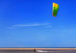 Kitesurfen ist eine beliebste Sportart an der Nordseeküste.
