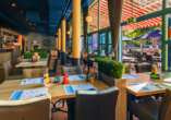 Genießen Sie leckere Snacks und Getränke im Bistro