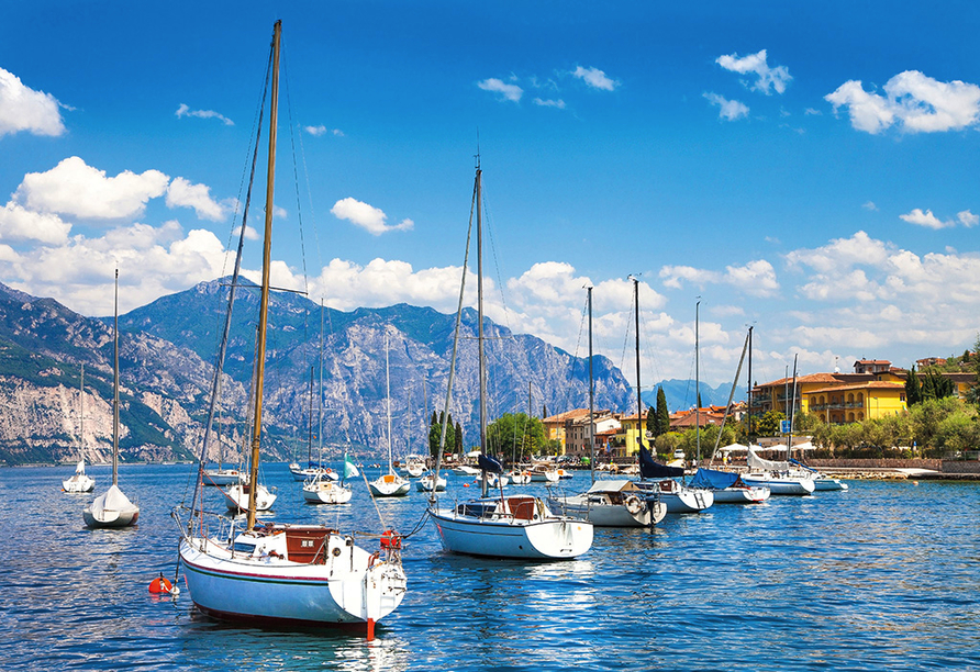 Der Gardasee ist ein beliebtes Reiseziel.