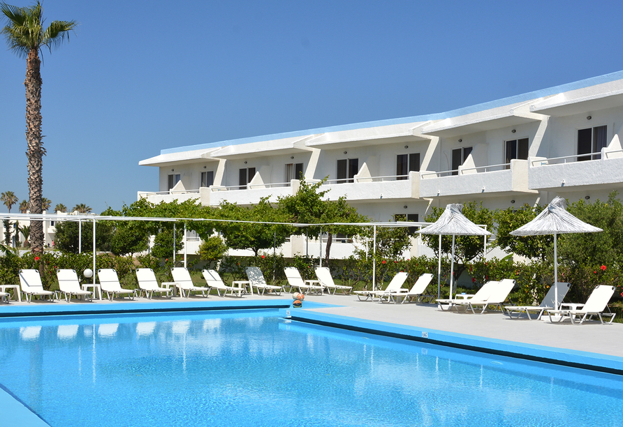 Genießen Sie die wohltuende Sonne im Außenpool des Hotels Costa Angela.