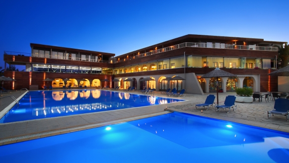 Die Außenpools des Hotels bieten Badespaß für Jung und Alt.