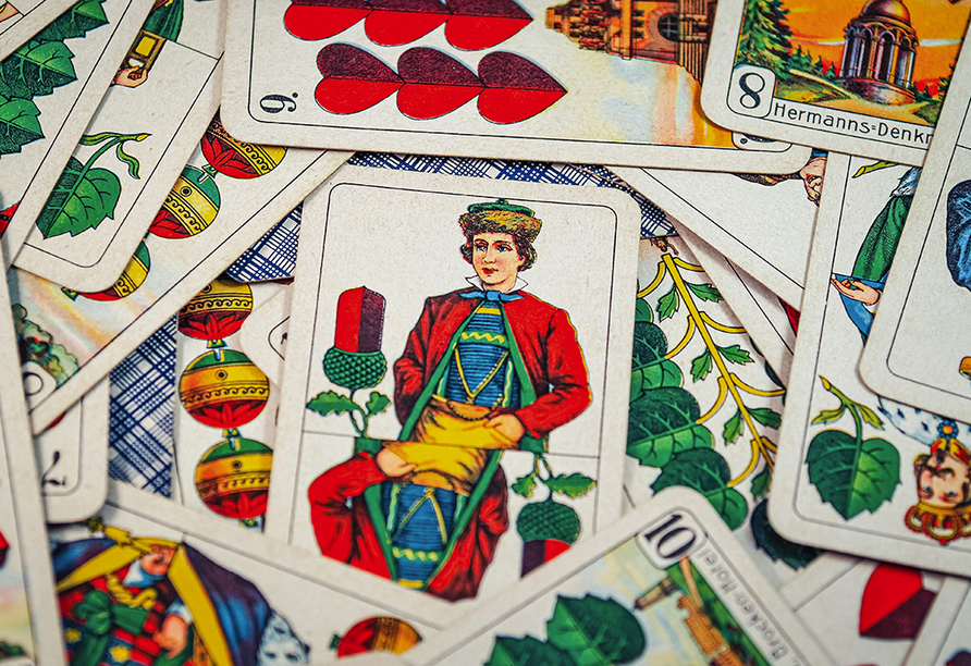 Spielkarten haben eine weit zurückreichende Tradition in Altenburg – schon seit knapp 500 Jahren werden sie hier hergestellt. Im Altenburger Spielkartenladen z. B. finden Sie über 400 verschiedene Rommé- und Skatkarten, Bridge, Poker u. v. m.