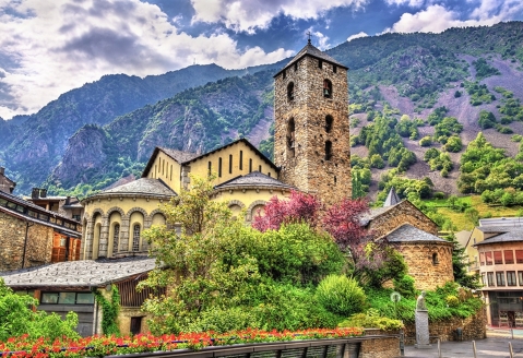 Erkunden Sie die schönsten Sehenswürdigkeiten von Andorra la Vella, wie die bekannte Església Sant Esteve.