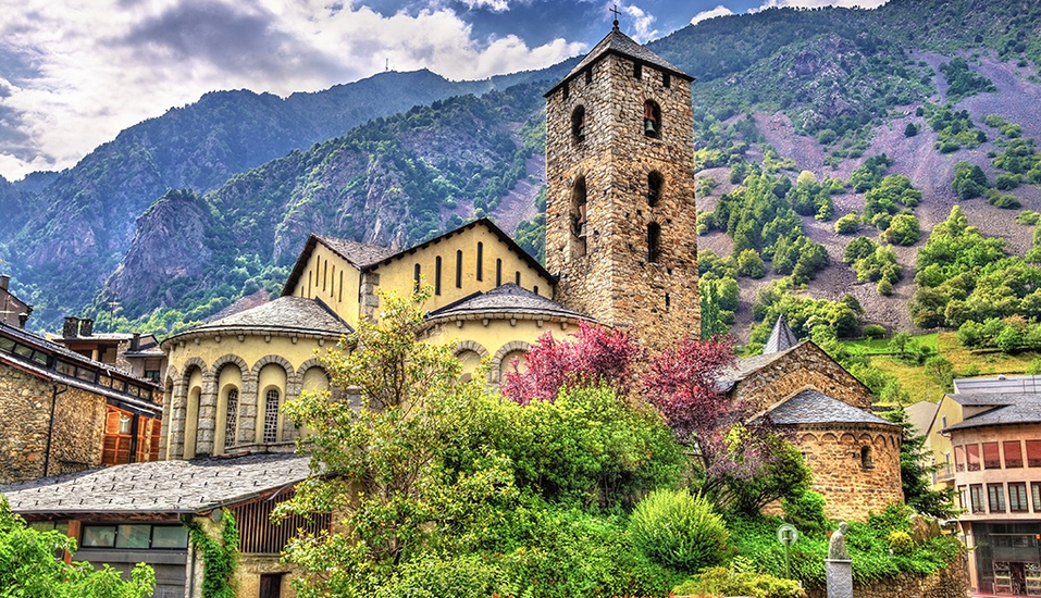 Erkunden Sie die schönsten Sehenswürdigkeiten von Andorra la Vella, wie die bekannte Església Sant Esteve.