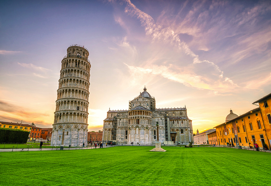 Besuchen Sie Pisa und bewundern Sie den weltberühmten Schiefen Turm.