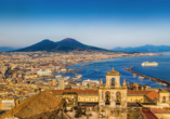 Italiens drittgrößte Stadt Neapel erwartet Sie mit zahlreichen Highlights am Fuße des Vesuv. 