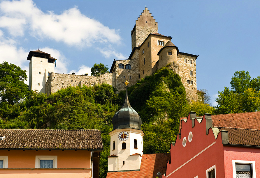 Über Kipfenberg thront majestätisch die gleichnamige Burg.