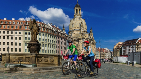 Erkunden Sie bei der Reise zahlreiche Städte wie das imposante Dresden.