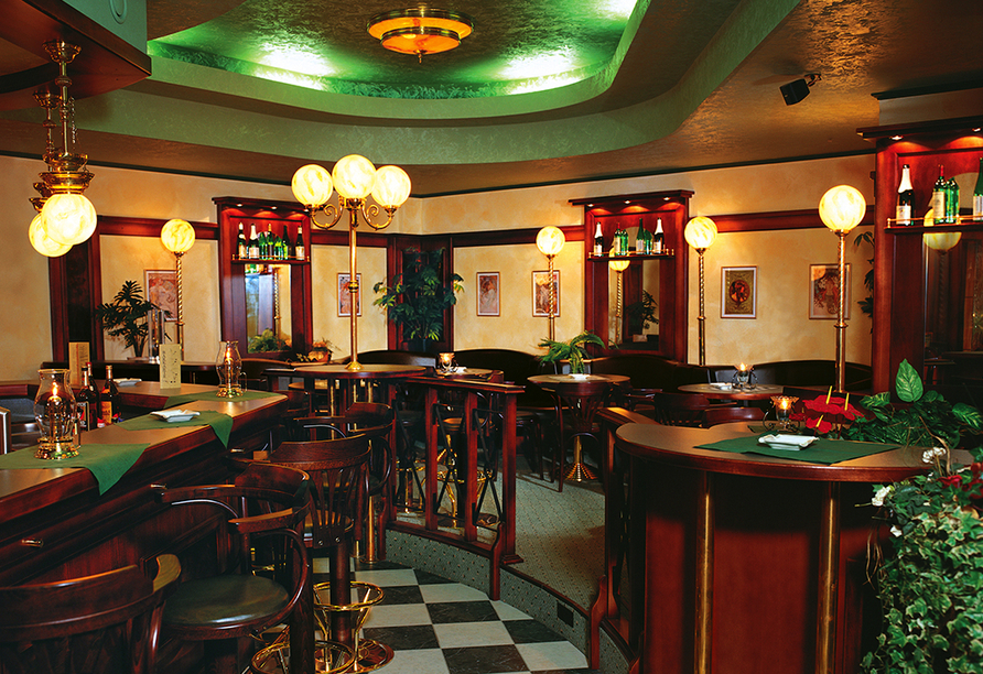 Genießen Sie ein leckeres Glas Moselwein an der Bar im Moselstern Hotel Brixiade & Triton