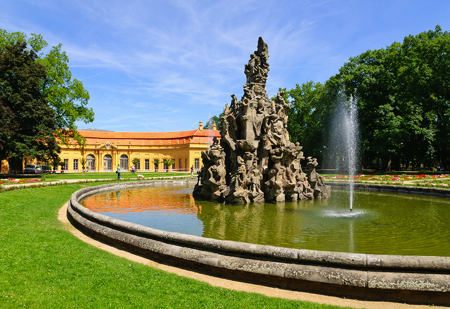 Besuchen Sie die Stadt Erlangen mit dem idyllischen Schlosspark.