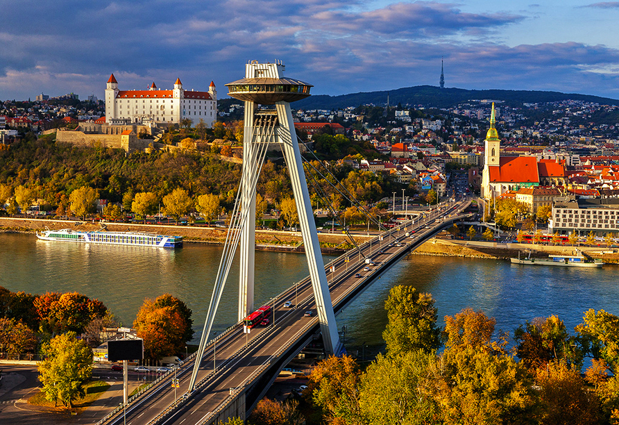 Der hohe Aussichtsturm in Bratislava wird von den Einwohnern 
