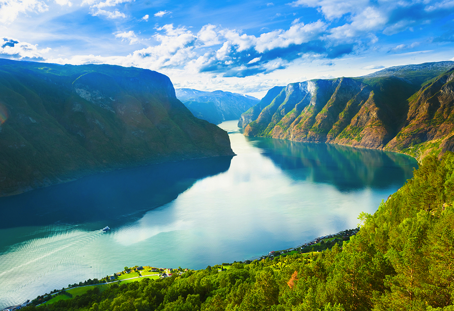 Sie passieren den eindrucksvollen Sognefjord, den längsten Fjord Norwegens.