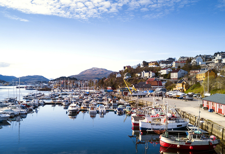 In Kristiansand erwarten Sie eine charmante Altstadt, gemütliche Cafés und die lebendige Atmosphäre einer Stadt am Meer.
