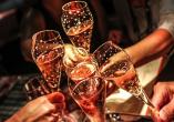 Hotel Zorza in Kolberg, Polnische Ostsee, mit Sekt anstoßen